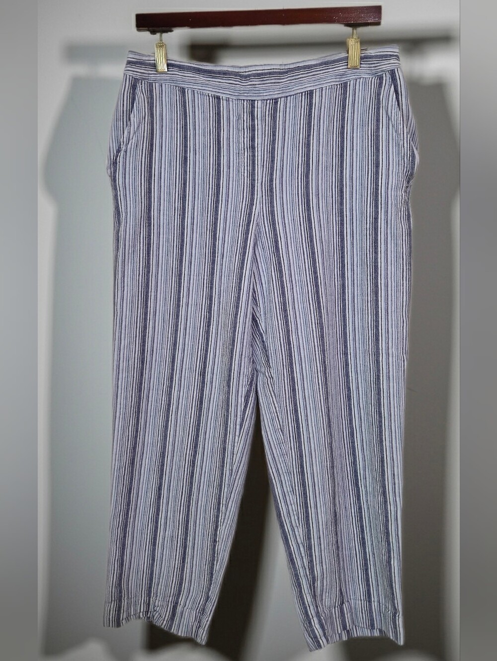 Chico's Blue And White Linen Blend Pinstriped Coastal Cropped Pants Size  M (10)
